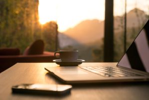 professionnels-ordinateur et tasse de cafe