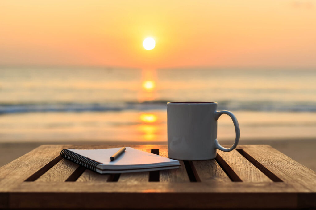 nouvelle impulsion Odyssee tasse-cafe-soleil-mer